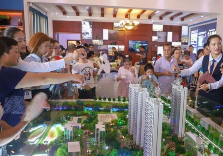 国家连降两道“铁令”，2021年房价要降？专家：