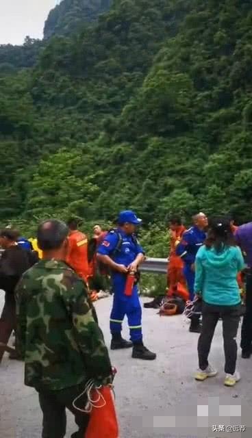 翼装飞行失联女大学生确定死亡，人躺在草丛里