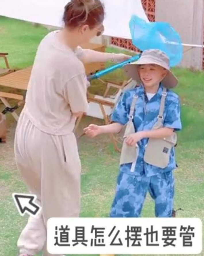 应采儿陪儿子拍摄大片，手把手教摆姿势，吐槽自己什么都要管