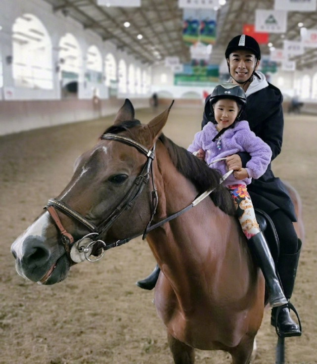 好爸爸！赵文卓国庆陪儿女骑马，子龙和妹妹马背上手拉手超有爱