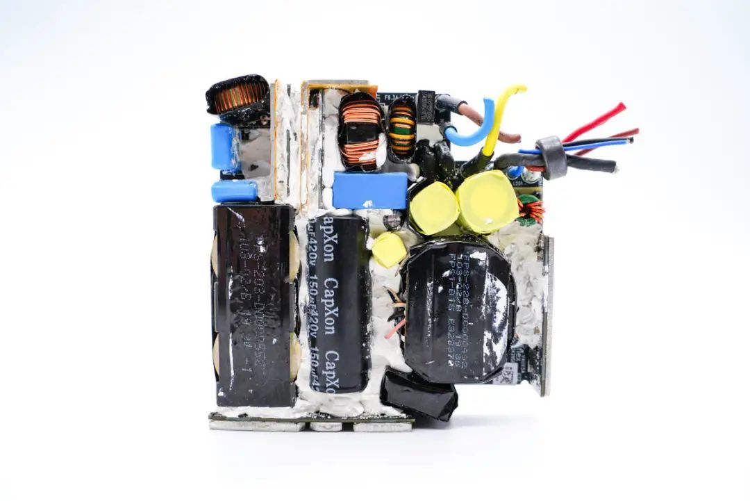 华硕最强游戏本标配300W电源，内置4颗氮化镓，内部结构揭晓