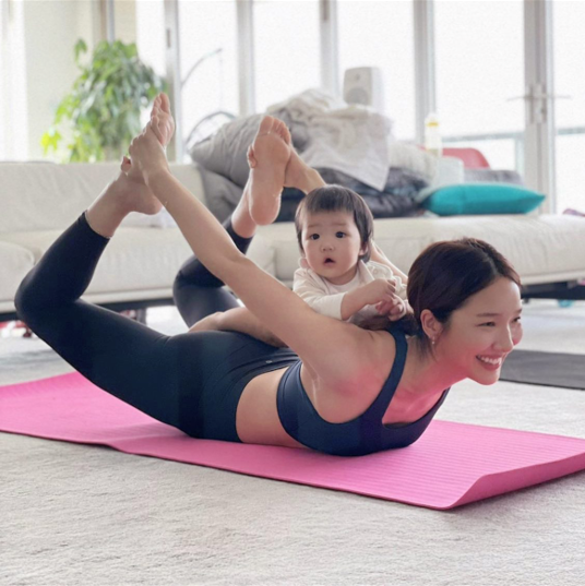 王祖蓝老婆李亚男做瑜伽，穿紧身裤秀好身材，将自己掰成船驮女儿