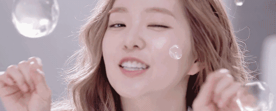 面对冬季各种皮肤问题，唯诺雅认为补水才是硬道理