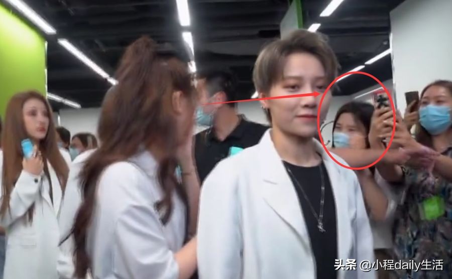 虞书欣被粉丝喊话借钱，谁注意她下意识的3个字