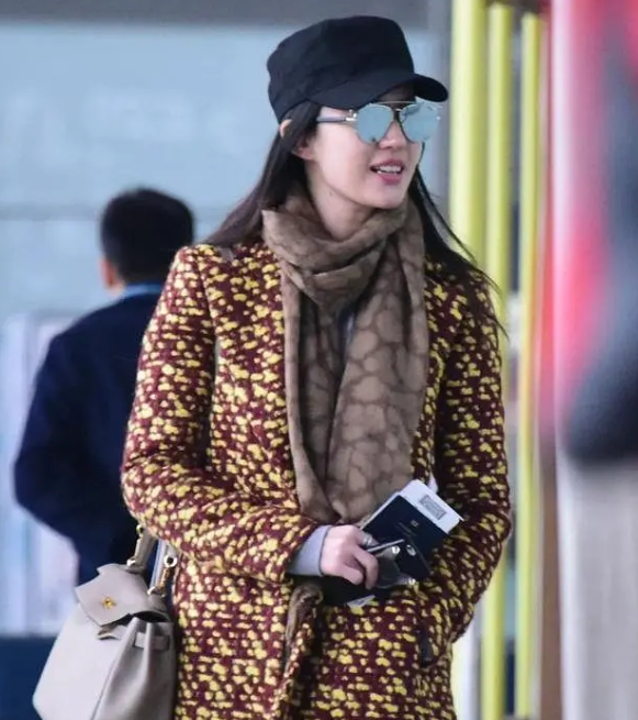 刘亦菲近照翻车？穿搭太土像乡村女企业家，与