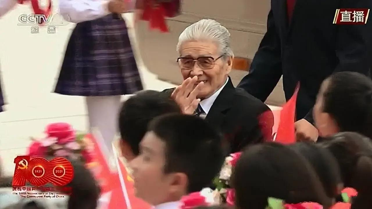 蓝天野荣获七一勋章，蓝盈莹转发祝贺，网友追问：是你爷爷吗？