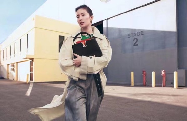 刘亦菲空降LV终于争气一回！新发型又美又飒，硬踩郑爽Prada一脚