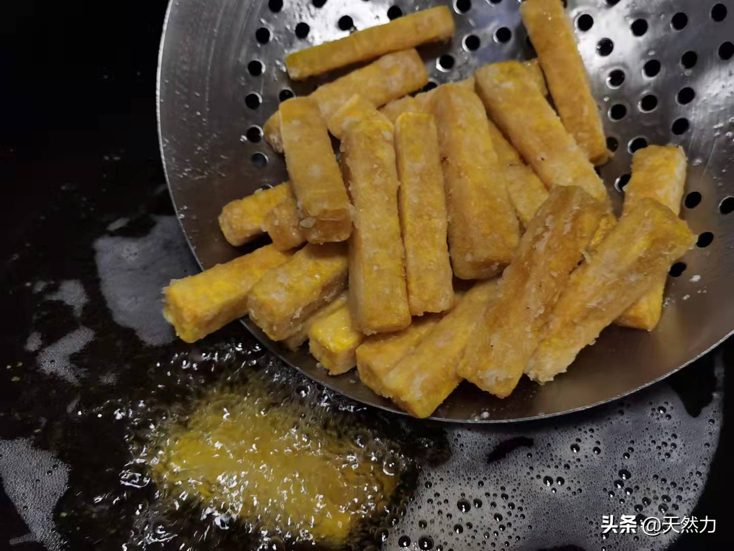 在家也能轻松做出广东名菜蛋黄焗南瓜，详细经验干货做法，收藏了