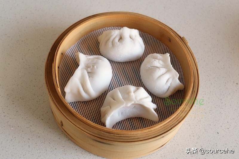 正宗的水晶虾饺做法，皮薄馅大，柔韧鲜美，晶莹剔透，好看又好吃