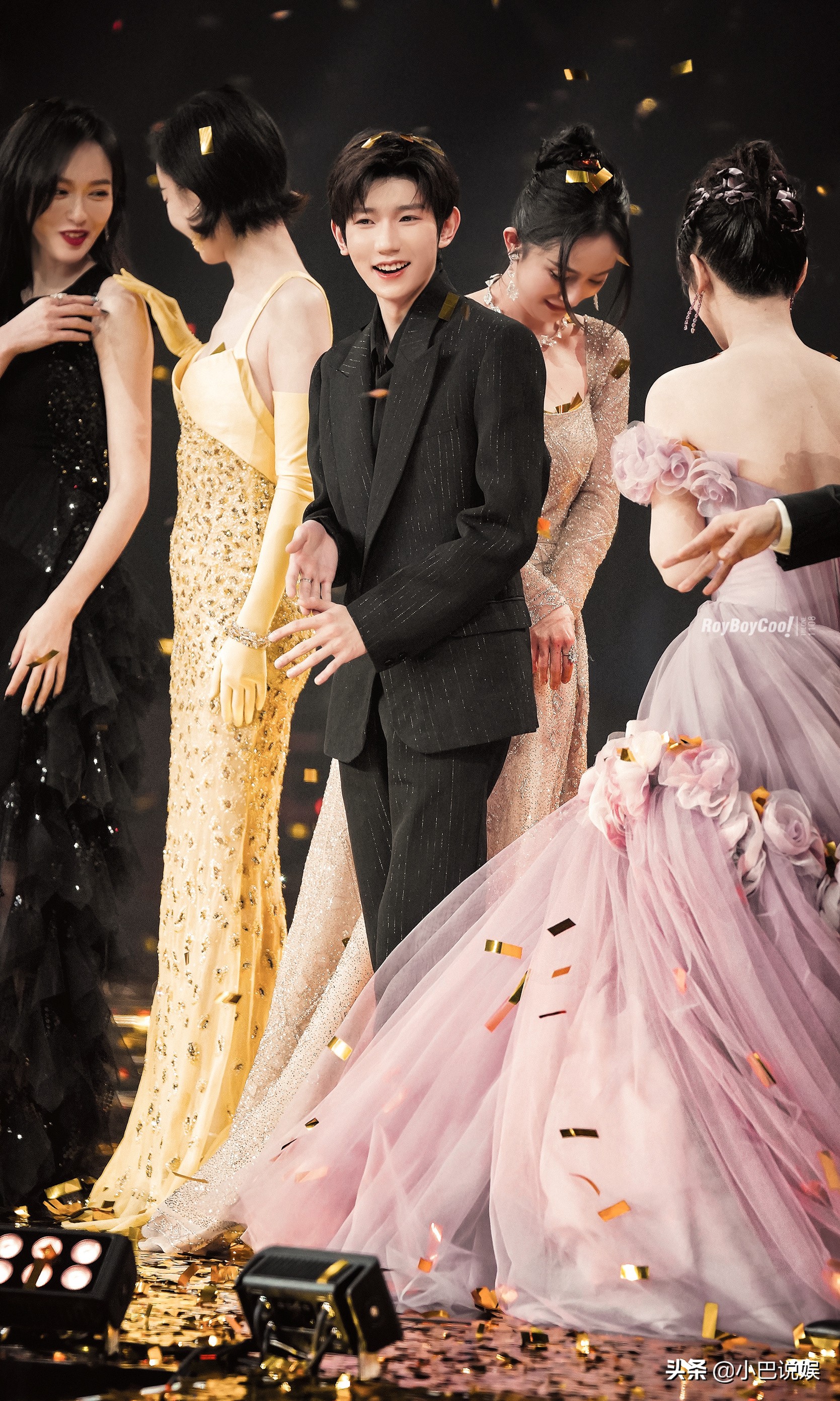 源杨|唐嫣倪妮王源杨幂杨紫同框氛围感太棒了！王源像名利场中的贵公子