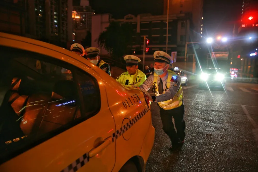 重庆|节日我在岗丨渝中交巡警坚守岗位，保畅通、护平安！