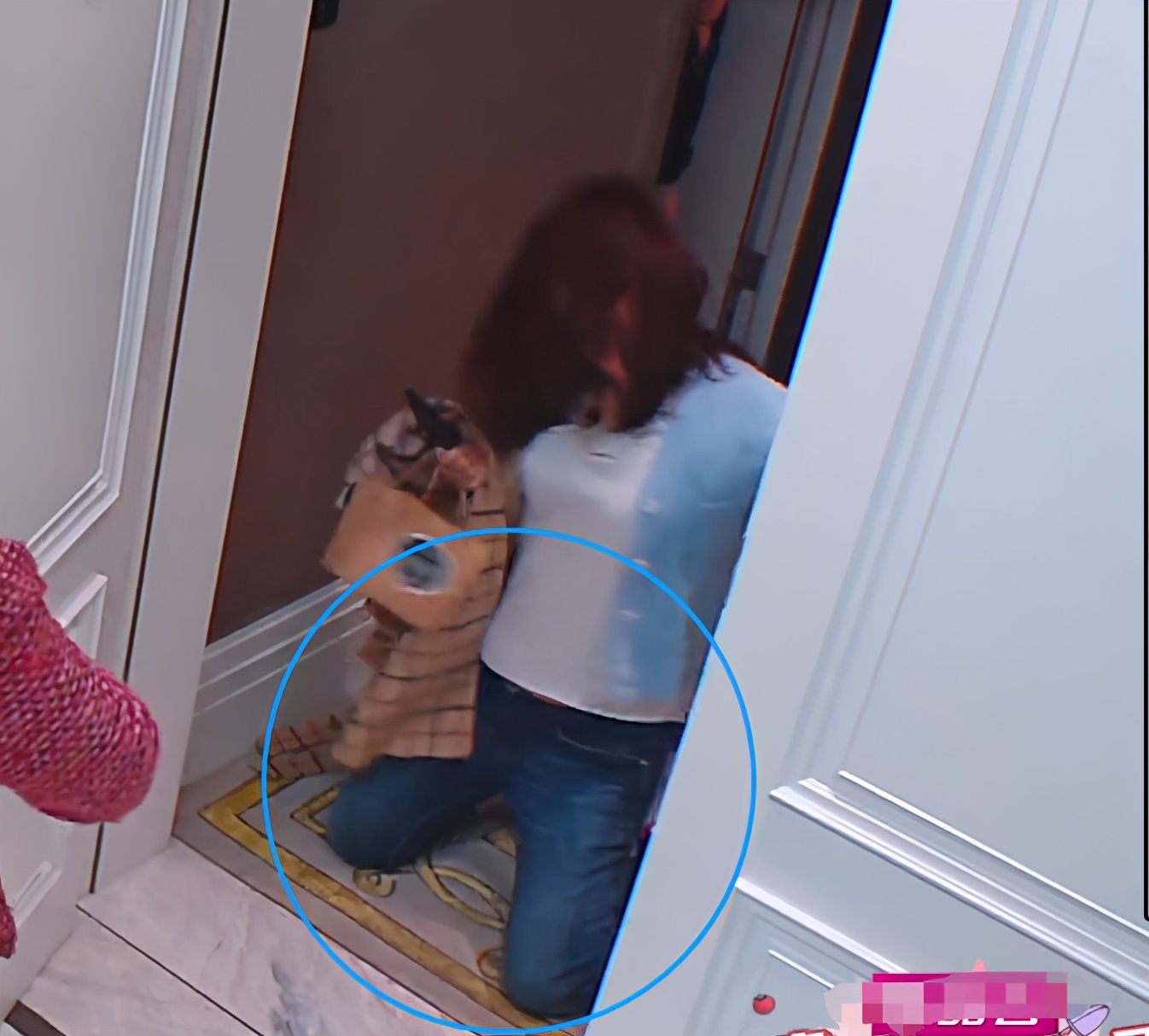 陈松伶夫妻晚归惹怒婆婆，刚进门就下跪道歉，