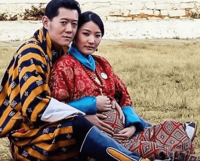 29岁不丹王后怀二胎后地位倍增，国王全程搀扶，太王太后帮看孩子