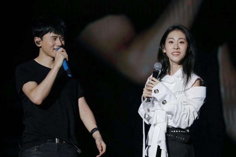 华晨宇张碧晨被曝隐婚生子，孩子刚上户口已1岁，粉丝急呼要辟谣