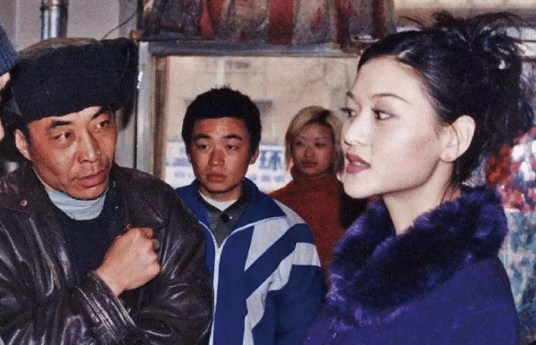 剧组太穷演员跑了一半，无奈拉了个群演当主角