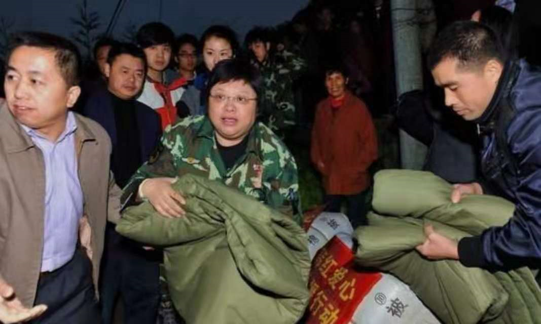 蓝天救援队警告的是谁？韩红回应作秀质疑，鸿星尔克诈捐被澄清