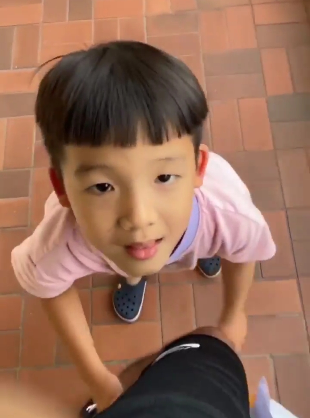 修杰楷陈建州一起带娃，咘咘求亲亲，飞飞却只想举高高，不解风情