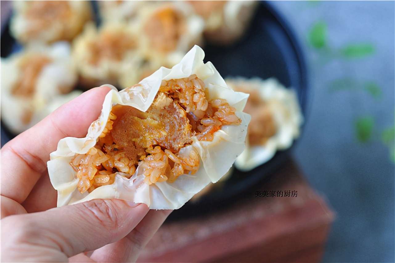 做烧卖时，只懂炒糯米饭可不行，多加1样食材，起沙味香浓