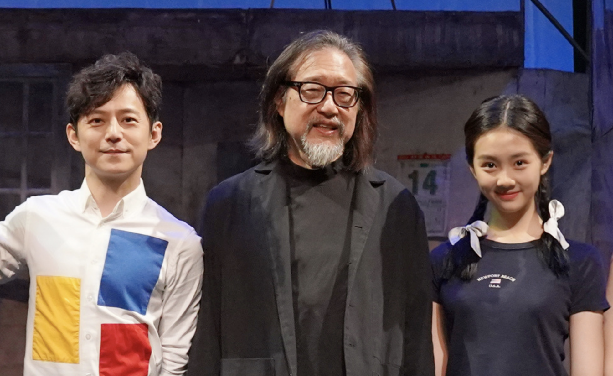 多多与话剧演员们合影，身高直逼何炅气质出众，高清舞台照再曝光