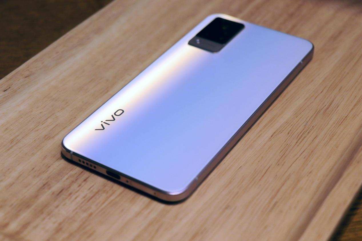 vivo S9轻薄自拍旗舰除了能拍外，畅玩游戏体验更不凡