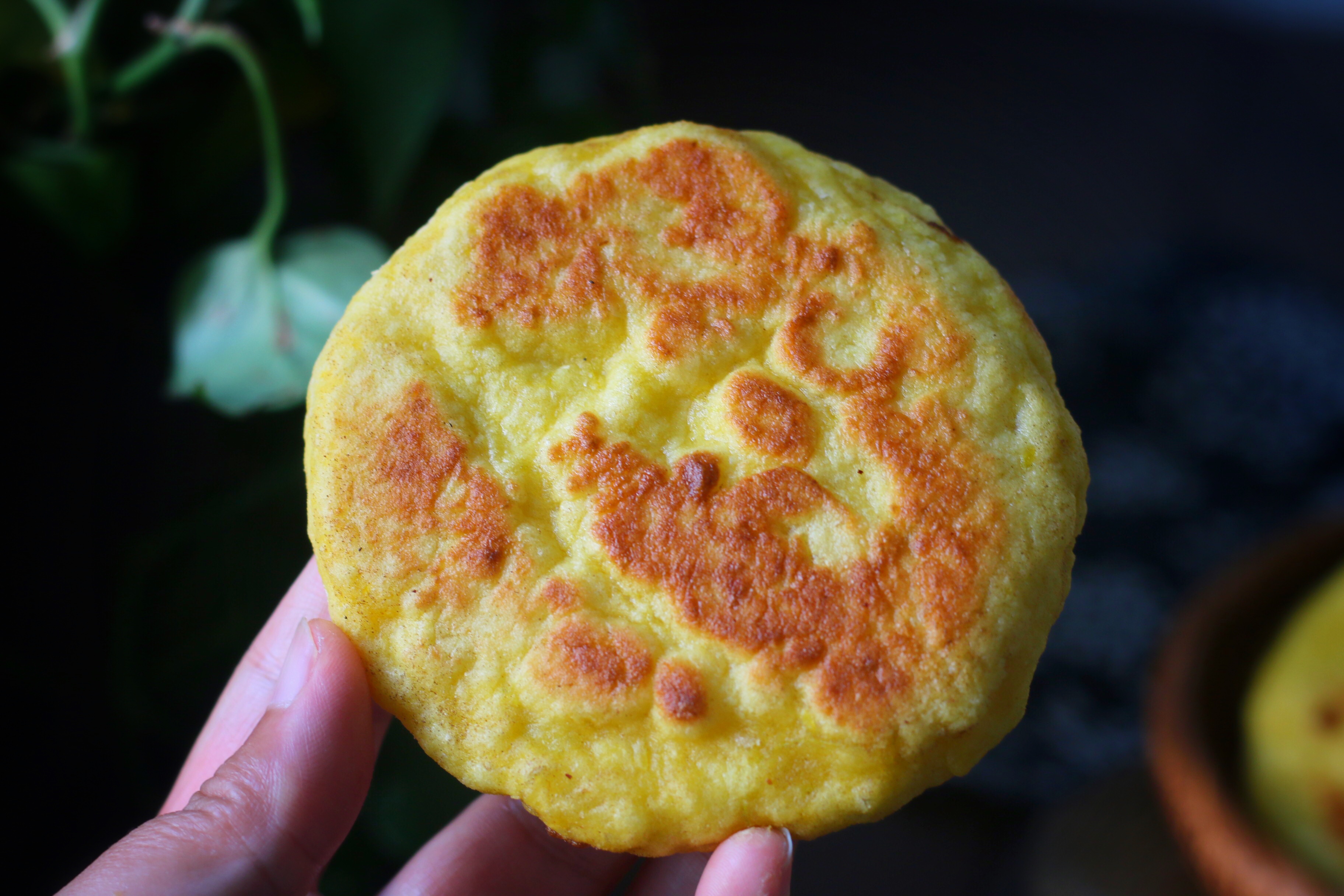 用南瓜做餅，又軟又香甜，如果不制止，孩子會拿起第三個第四個