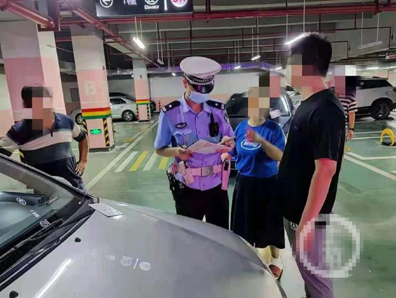 “故意停的”私家车位被占，车主要求对方挪车却收到挑衅纸条：有技术把我卡着