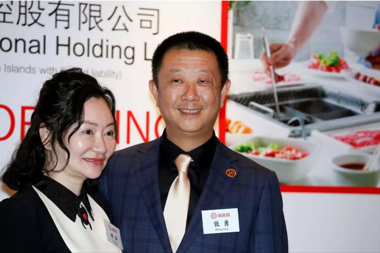 两个月蒸发2千亿，老板转移资产入外国国籍，海底捞发生了什么？