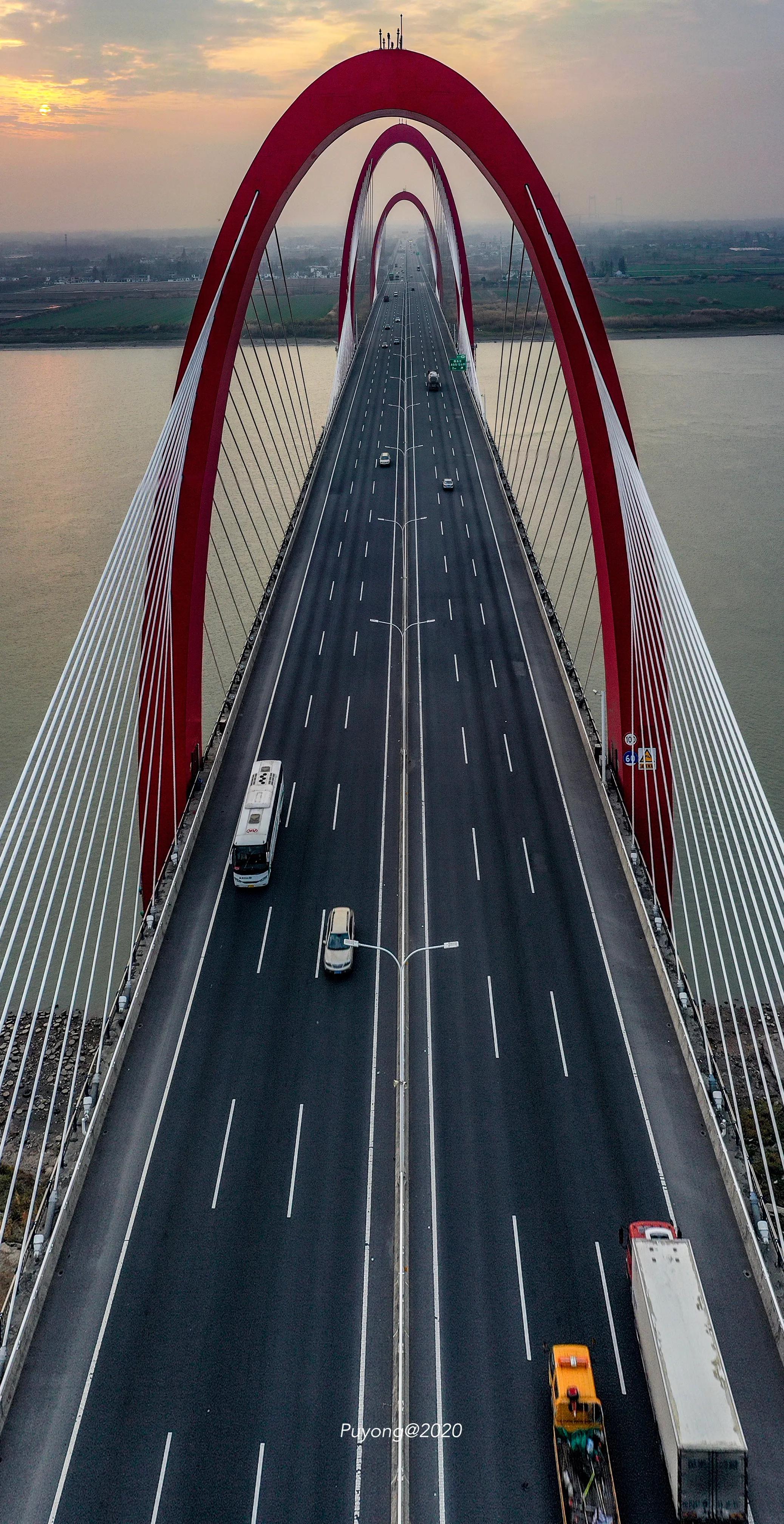 马鞍山长江大桥西起姥桥枢纽,上跨长江水道,东至马鞍山东枢纽;线路全