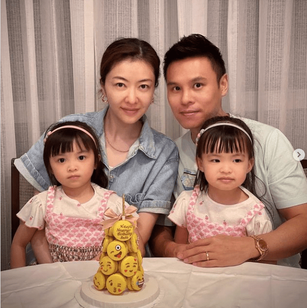 郭可颂晒全家福庆生，与熊黛林一人抱一娃，双胞胎女儿越长越不像