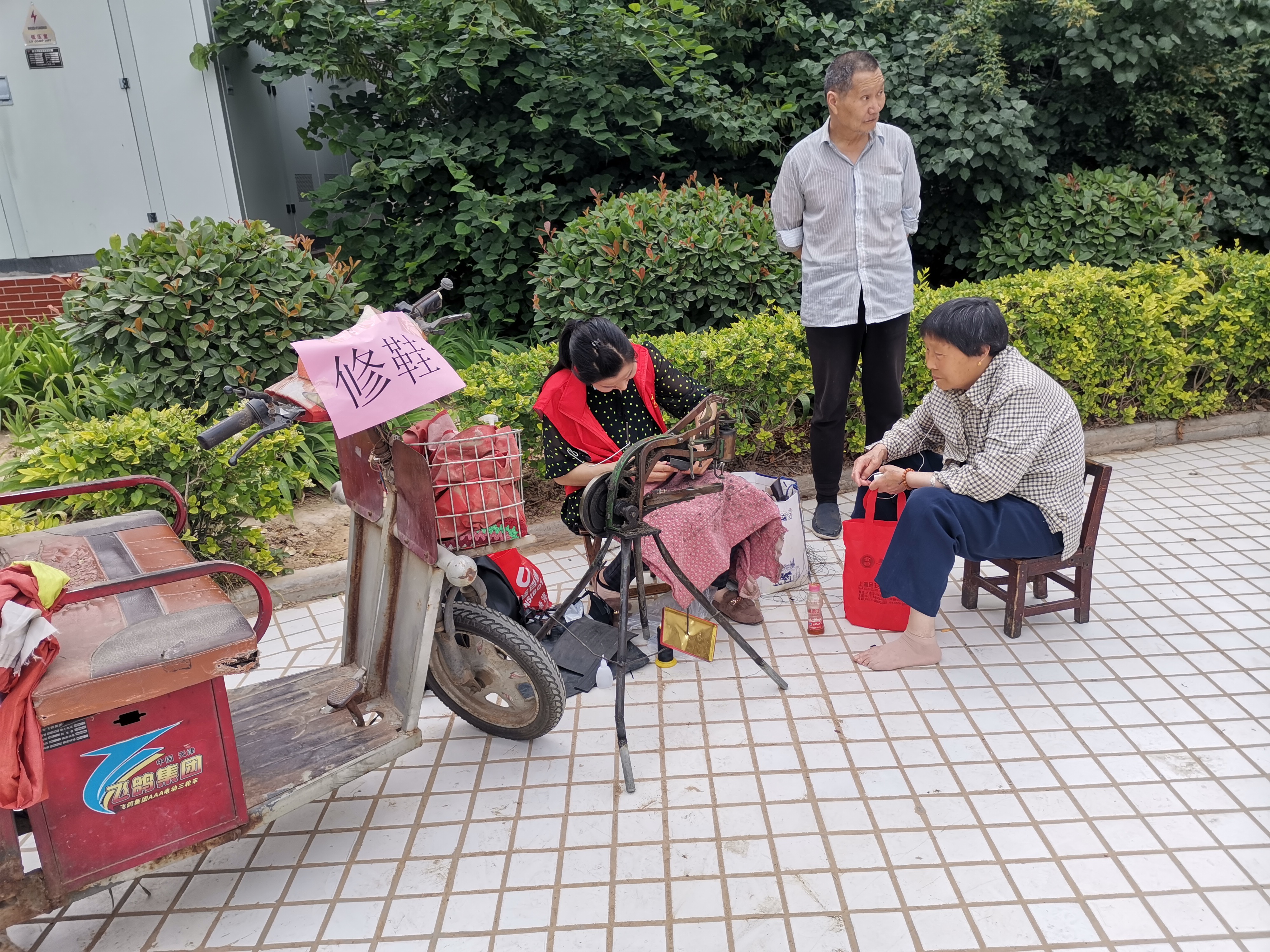 上街区鸿盛社区开展便民服务活动