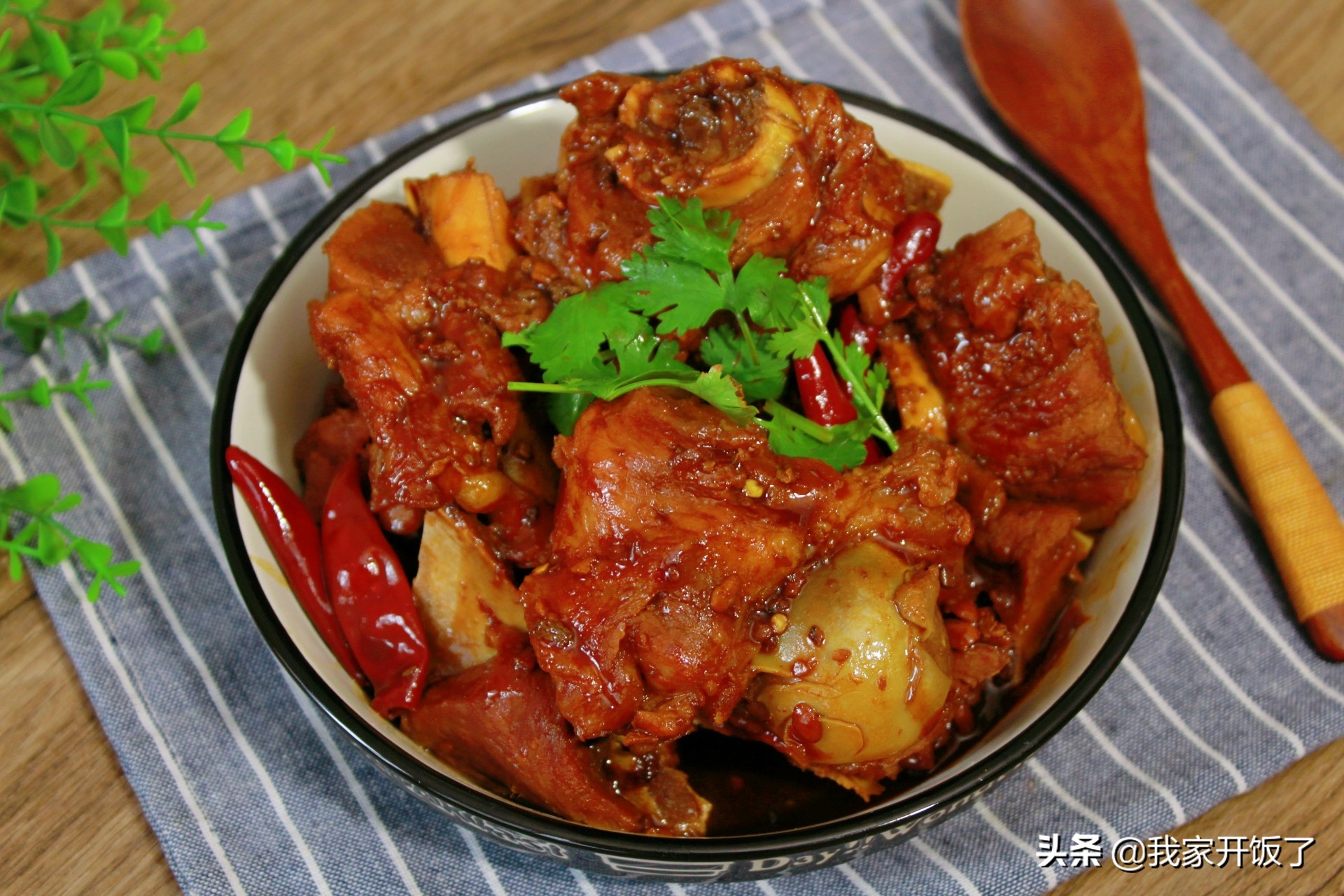 天冷后，在家做酱棒骨，比排骨吃着过瘾，都不好意思说吃了几碗饭