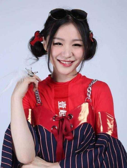 宋祖儿：“靖姐别再吃了”，金靖：“最后一口，我保证最后一口”