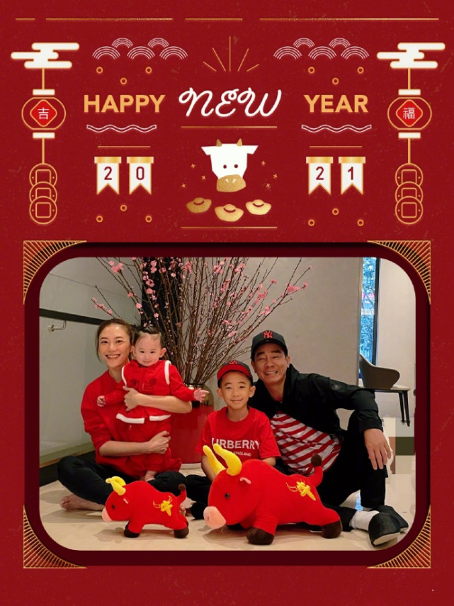 陳小春曬全家福賀新年，二胎兒子正臉首曝光，和哥哥長得超像
