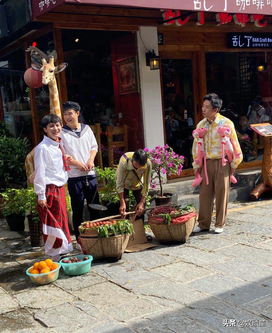 小沈阳穿水手服摆摊，看到一旁周深穿的衣服，