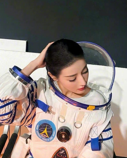 迪丽热巴挑战宇航员造型，走路姿势却成亮点，差点没认出是女明星