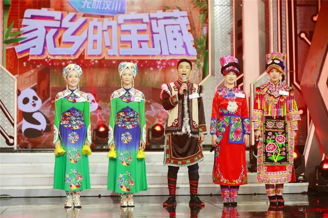 从数学只考9分，到一年录108档节目的红人，杨迪