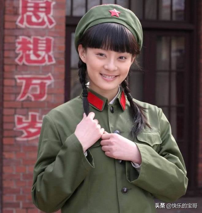 不愛紅裝愛武裝，女明星的軍裝照，哪一個是你心中的氣質女