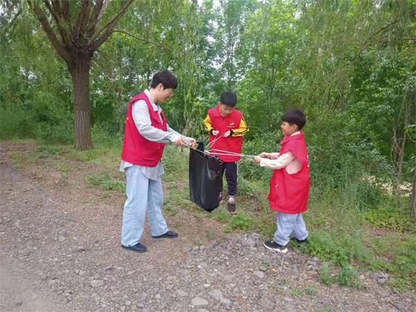 莒县陵阳镇志愿组织开展保护母亲河活动
