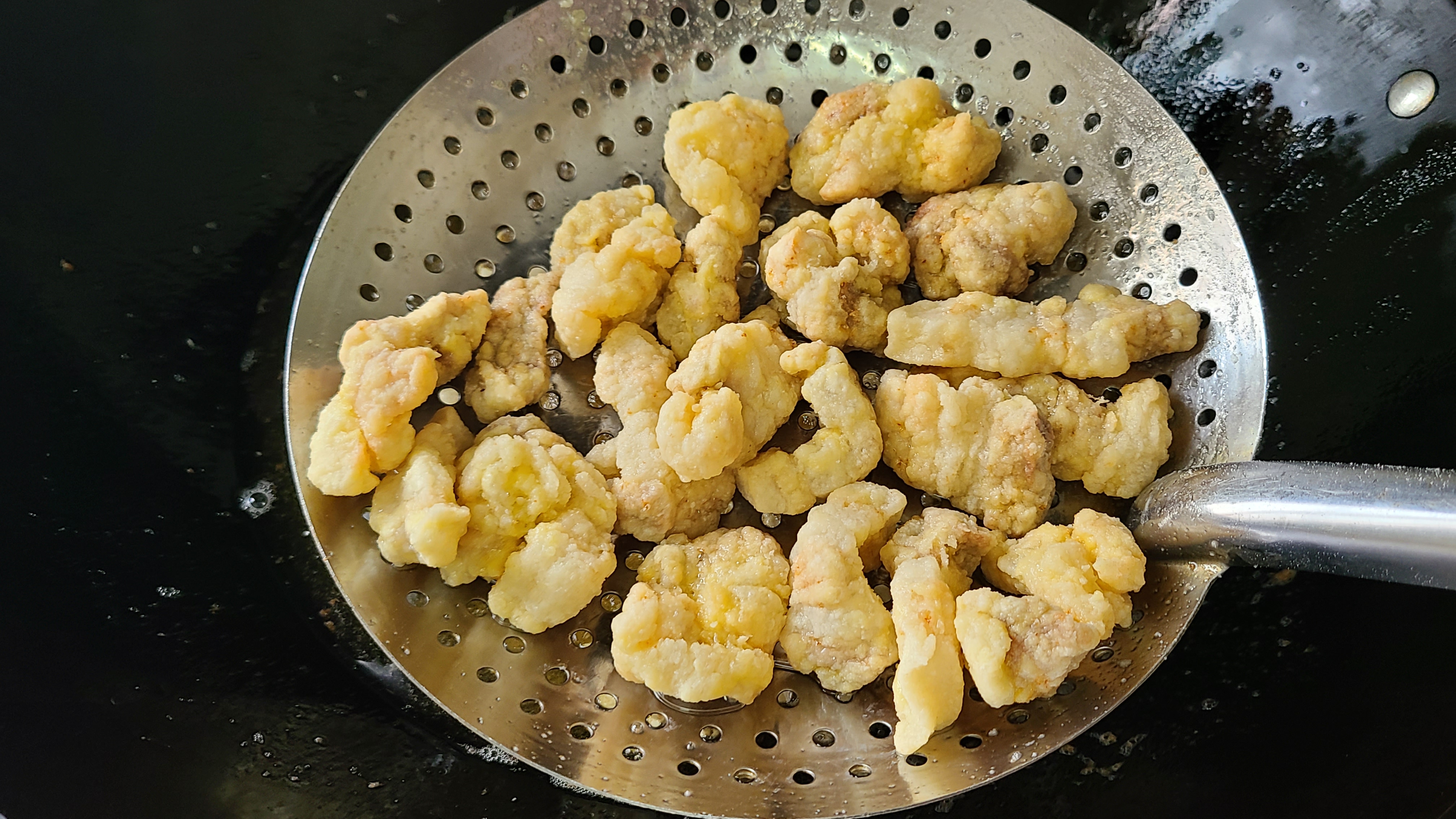 菠萝咕噜肉，广东夏天很火的一道美食，开胃又好吃，味道特别