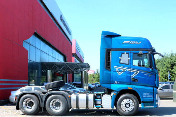 这8种颜色解放J7牵引车，哪一款才是你的最爱？