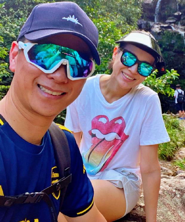 胡杏兒摟倆兒子幸福同框，奕霆趴媽媽孕肚感受胎動，畫面溫馨有愛