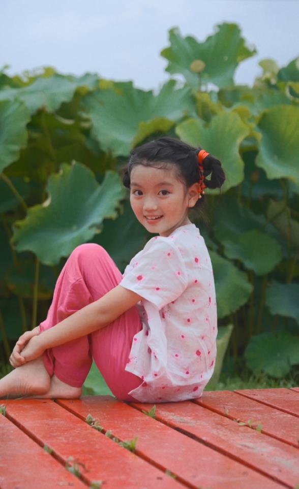 阿拉蕾与妹妹拍大片，近照又黑又瘦全程一个表情，不如妹妹有灵气