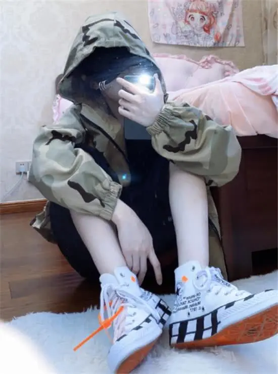 蔡萝莉脱下萝莉服装穷酸，鞋子看似普通却暴露