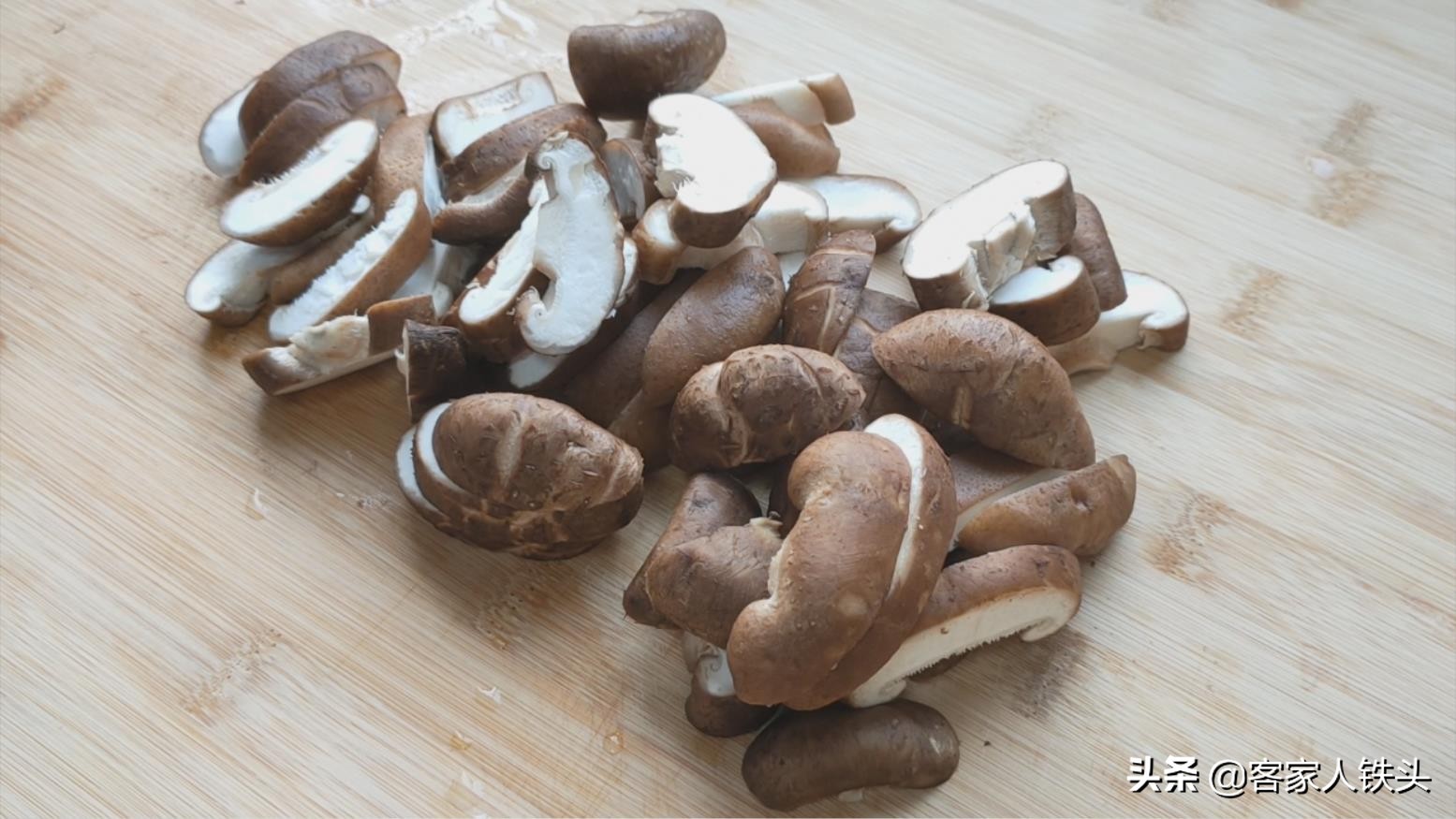 豆腐不要红烧了，加1把香菇这样做，好吃又下饭，大人小孩抢着吃