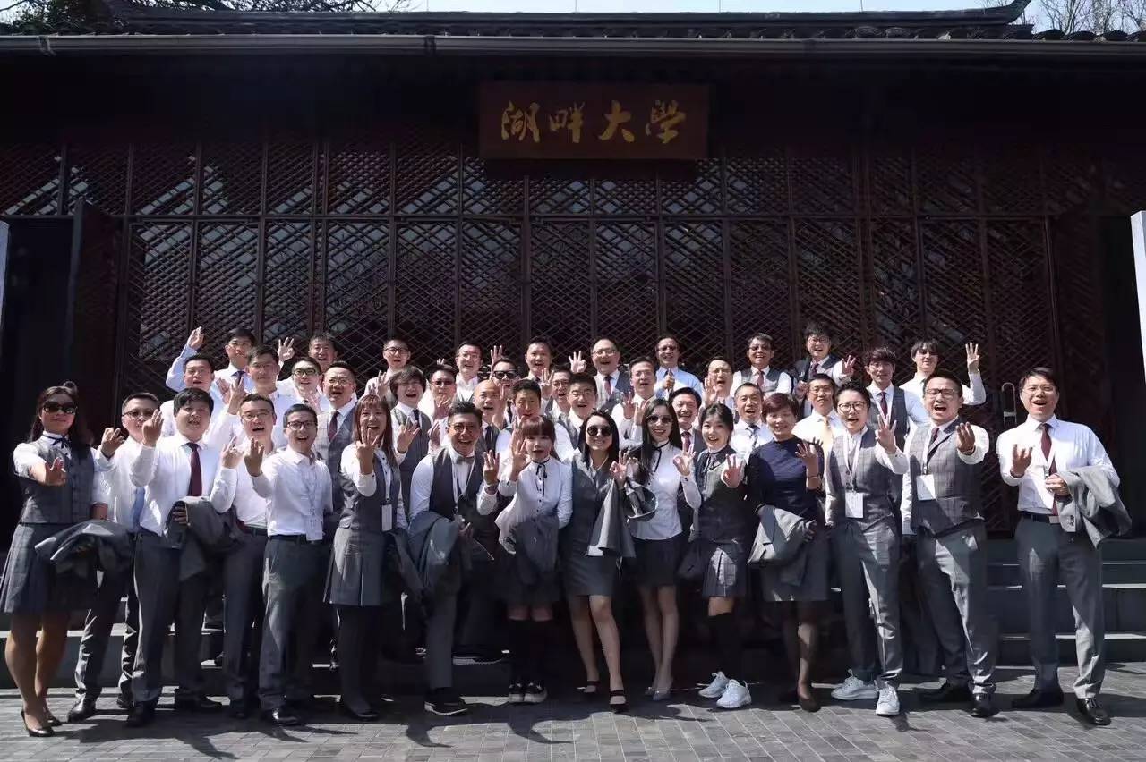 后浪来了：豪门姐弟资产超过700亿，俊男靓女才貌俱佳羡煞旁人