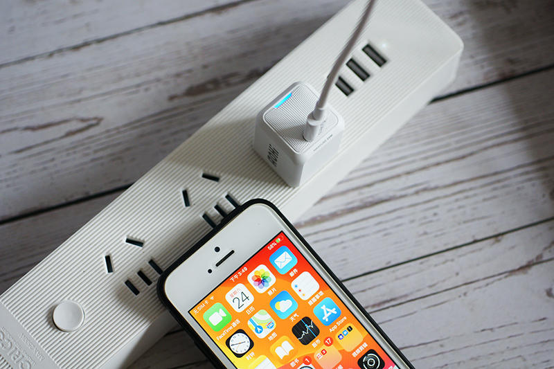 小體積，大能量：Aohi magcube 20W充電器體驗(yàn)