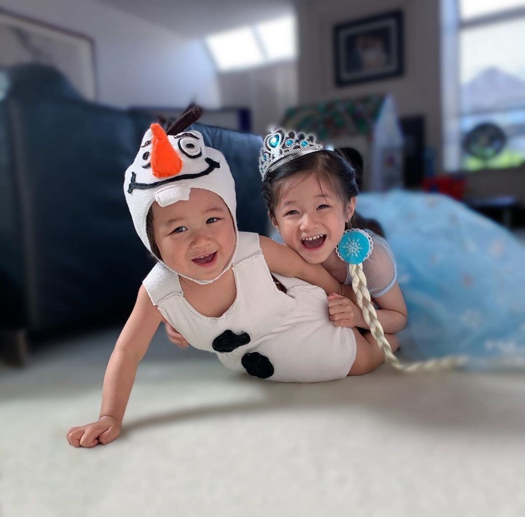 鍾嘉欣曬兒女萌照，不忘隔空表白老公，姐弟同款髮型像俄羅斯套娃