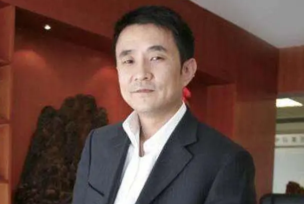 欠债800亿逃到国外，带走一女星和61个亿，亲爹去世也不回来