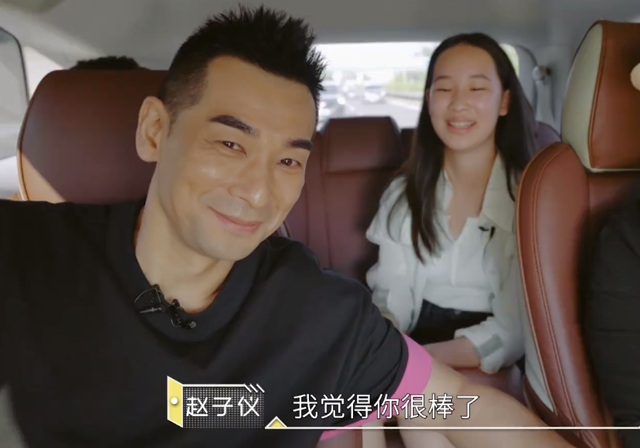 赵文卓与女儿同框飚热泪，机场匆匆见面就分开，49岁硬汉也很柔情