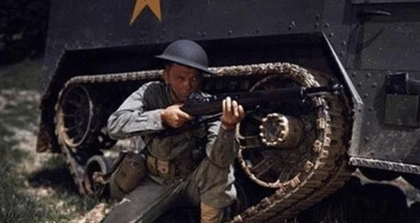 二战彩色老照片：德军热吻苏联女兵，美国大兵